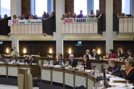Met spandoeken zetten de tegenstanders hun woorden extra kracht bij. (Foto: Marina Popova)