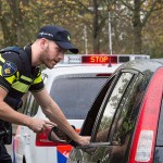 agent-spreekt-automobilist-bij-verkeerscontrole